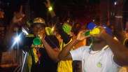 Torcedores da Costa do Marfim idolatram Drogba na porta do hotel