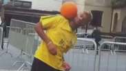 "Neymar dos semáforos" dá show de habilidade com bola; veja