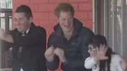Príncipe Harry visita ONG e dança com crianças deficientes