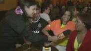 Brasileiros comemoram vitória da Holanda em bar de São Paulo