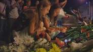 Flores e velas são deixadas na embaixada holandesa em Kiev