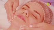 Massagem facial renova a face