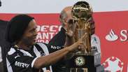 Zagueiro desconversa sobre a saída de Ronaldinho Gaúcho