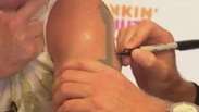 Torcedor do Liverpool tatua autógrafo de Gerrard no braço