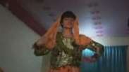 Jovens afegãos fazem performance durante festa privada