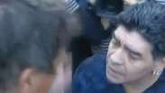 Maradona se irrita e agride repórter com tapa na cara