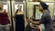 Elenco de 'O Rei Leão' canta dentro de metrô e encanta passageiros