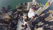 Fotógrafos sobem em arranha-céu de Hong Kong para tirar selfie