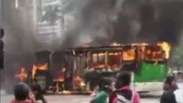 SP: Ônibus pega fogo durante reintegração de posse