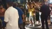 Palmeirenses protestam na saída do elenco de hotel em Goiânia