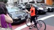 Ciclista enfrenta motorista em ciclovia de SP