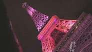 Torre Eiffel é iluminada por campanha ‘Outubro Rosa’