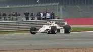 Felipe Nasr guia modelo de 1983 da Williams em Silvertone