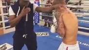 Pugilista milionário dá aulas de boxe para Justin Bieber