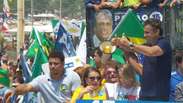 Hino nacional é executado durante ato pró-Aécio no Rio