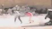 Garoto sírio se arrisca diante de franco-atirador por irmã