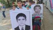 Pais de estudantes desaparecidos fazem caravanas pelo México