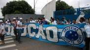 Torcida do Cruzeiro festeja título na porta do CT do clube