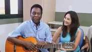 Com violão, Pelé se diz recuperado e fala até em inglês