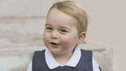 Príncipe George posa sorridente para fotos de Natal