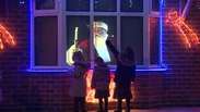 Casa atrai crianças com imagem holográfica do Papai Noel