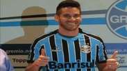 Ex-palmeirense se apresenta no Grêmio: "sonho antigo"