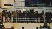 Imigrantes de navio abandonado chegam à Itália
