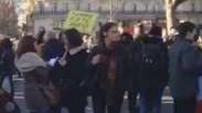Pessoas se reúnem na praça da República para marcha em Paris