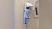 Nas alturas! Homem limpa ar-condicionado em escada gigante