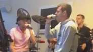 Nem aí! Neymar canta com amigos depois de infernizar rivais