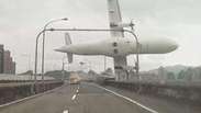Vídeo mostra queda de avião logo após decolar em Taiwan