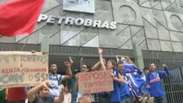 Funcionários protestam diante da sede da Petrobras no Rio