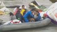 Bebê é resgatado com vida de rio após queda de avião