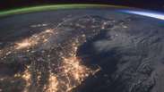 Vídeo feito do espaço mostra aurora boreal e o amanhecer