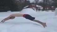 Homem ignora frio em Boston e "mergulha" na neve