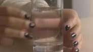 Adolescente britânica testa mão biônica controlada por app