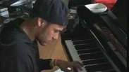 Neymar arrisca tocar música de 'Crepúsculo' no piano