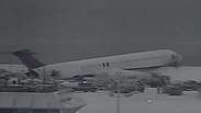 Avião derrapa na neve e bate em cerca durante pouso em NY