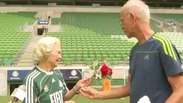 Idosa emocionada com Palmeiras recebe rosa de Ademir da Guia