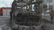 Ônibus fica destruído após pegar fogo em Curitiba