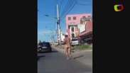 Homem corre nu, para trânsito e é socorrido em Mato Grosso