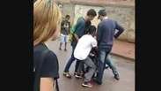 Policial é flagrado agredindo adolescente em frente a escola