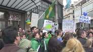 Brasileiros se reúnem em Londres para protestar contra Dilma