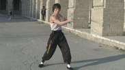 Jovem de Cabul se inspira em Bruce Lee por 'futuro melhor'