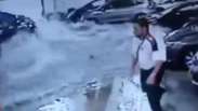 Vídeo mostra o momento em que água da chuva invade concessionária em SP