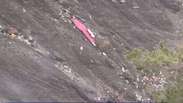 Imagens aéreas mostram destroços de avião espalhados