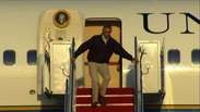 Obama tropeça e quase cai ao descer do avião; veja
