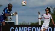 Valdivia marca e garante vitória "magra" do Inter no Gaúcho