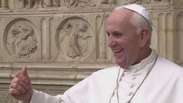Papa Francisco ganha estátua de cera e confunde franceses
