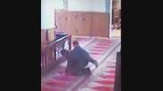 Garotinho se esforça para atrapalhar oração de muçulmano